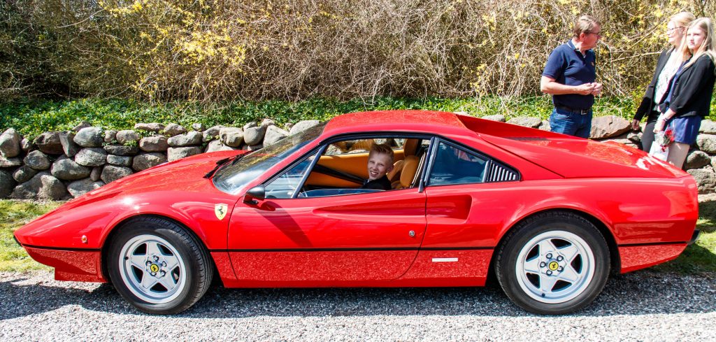 Konfirmanden - i baggrunden ses detektorfører Tonny og Fruen - det er Tonnys Ferrari